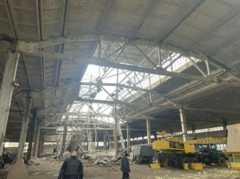 Цех предприятия после попадания бомбы