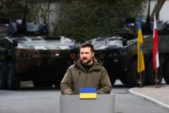 Зеленский около бронетранспортеров Rosomak во время визита в Польшу
