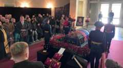 люди и военные вокруг гроба