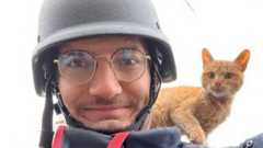 Mwandishi wa habari wa Ufaransa aliyeuawa akitabasamu na paka begani