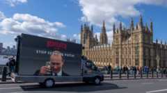 Плакат с надписью "Хватит обслуживать Путина"