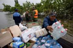 Волонтеры доставляют продукты в затопленные районы