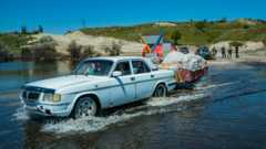 По мере отступления воды жители ранее затопленных сел начинают возвращаться в свои дома