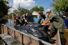 Агентство Reuters опубликовало фотографии извлечения тел погибших в населенном пункте Голая Пристань в Херсонской области