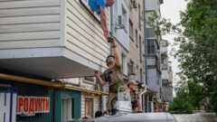 Ένας κάτοικος της περιοχής λαμβάνει ανθρωπιστική βοήθεια εν μέσω πλημμύρων