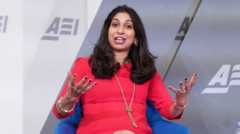 Braverman bën gjeste ndërsa ajo mban një fjalim