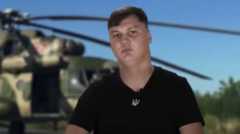 Летчик на фоне вертолета