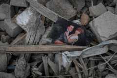 Фотография на руинах разрушенного дома в селе Ровное