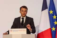 Эммануэль Макрон во время визита в Прагу