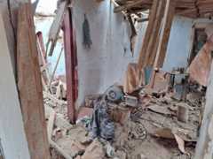 Поврежденный дом после российского обстрела