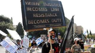 People protest in Jerusalem before an Israeli parliamentary vote on a law that allows ministers to curb mass protests (29 September 2020)