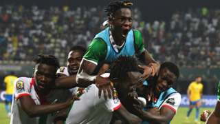 Burkina Faso players celebrate their penalty shoot-out win voer Gabon