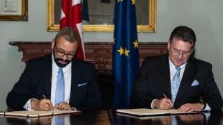 James Cleverly and Maros Sefcovic signing paperwork to ratify the Windsor Framework