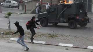 Palestinians throw stones at Israeli military vehicle in Nablus (13/04/22)