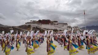 Người dân Tây Tạng mặc trang phục truyền thống của họ diễn tập trước cung điện Potala ở Lhasa vào ngày 20 tháng 6 năm 2008. Một bầu không khí yên bình đã trở lại thủ đô Tây Tạng kể từ cuộc bạo loạn vào tháng 3/2008.