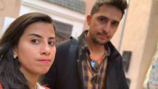Mariana e Felipe fazem selfie em frente a prédio típico no Marrocos