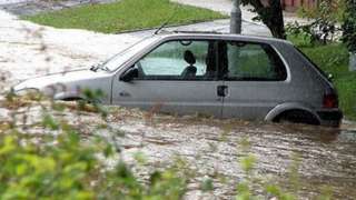 A car in flood water outside the Kennet School in Thatcham in 2007