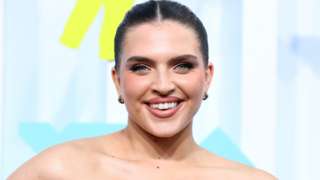 Mae Muller attends the 2022 MTV VMAs at Prudential Center on August 28, 2022 in Newark, New Jersey