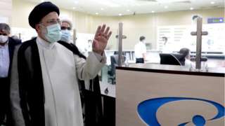 Iranian President Ebrahim Raisi (L) visits the Bushehr nuclear power plant in southern Iran (8 October 2021)