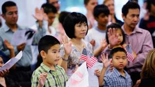Một gia đình gốc Việt tuyên thệ trong lễ nhận quốc tịch ngày 19/8/2020 tại Los Angeles, California, Hoa Kỳ
