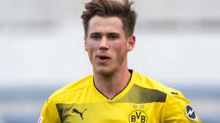 Erik Durm in action for Borussia Dortmund