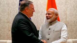 Ngoại trưởng Hoa Kỳ Mike Pompeo (trái) trong một lần gặp Thủ Tướng Ấn Độ Narendra Modi tại tư gia của ông Modi năm 2019