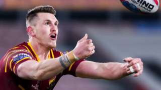 Lee Gaskell about to take a catch for Huddersfield Giants
