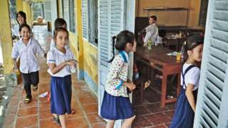 Học sinh tiểu học ở một trường làng thuộc Cần Thơ, Việt Nam