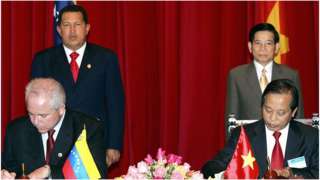Tổng thống Hugo Chavez và Chủ tịch nước Nguyễn Minh Triết chứng kiến lễ ký thỏa thuận hợp tác dầu khí ở Hà Nội hồi năm 2006