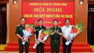 Đại tướng Ngô Xuân Lịch (thứ 2 từ phải) chúc mừng ba tân Thứ trưởng Bộ Quốc phòng vào tháng 7/2020.