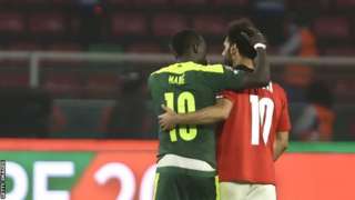 Sadio Mané console Mohamed Salah après la finale de la Coupe des Nations