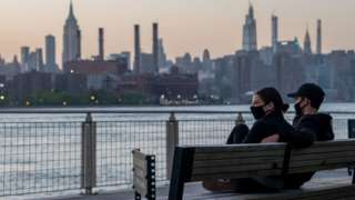 Jóvenes con mascarilla en Nueva York