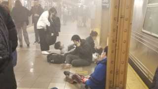 Pasajeros heridos dentro de la estación de metro de Brooklyn, Nueva York, donde el martes 12 de abril se produjo un tiroteo