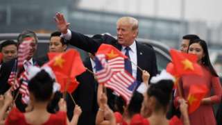 Chiều 12/11/2017, Tổng thống Hoa Kỳ Donald Trump vẫy tay chào tạm biệt Việt Nam tại sân bay Nội Bài, kết thúc chuyến thăm 3 ngày để tham dự APEC ở Đà Nẵng và chuyến thăm cấp nhà nước tại Hà Nội