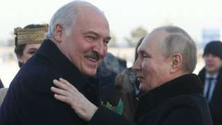 Лукашенко встретил Путина у трапа самолета в аэропорту Минска
