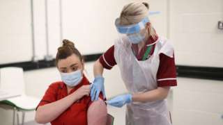 Kuzey İrlanda'da ilk koronavirüs aşısı Joanna Sloan'a yapıldı