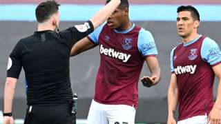 Issa Diop protests after Fabian Balbuena is sent off during West Ham's defeat to Chelsea