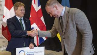 Grant Shapps shakes hands with Ukrainian State Secretary Oleksandr Bankov in Davos
