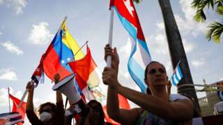 Exiliados de Perú, Cuba y Venezuela durante las manifestaciones contra el gobierno de Cuba en Miami.