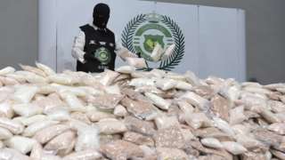 A Saudi ant-narcotics agent inspects a shipment of 46 million amphetamine pills seized in Riyadh (31 August 2022)