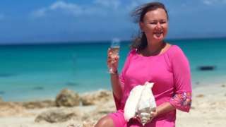 Tatiana, turista rusa, posa en la playa