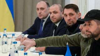 Украинская делегация на российско-украинских переговорах в Беларуси. Денис Киреев пятый справа.