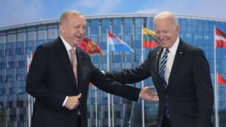 ABD Başkanı Joe Biden ile Cumhurbaşkanı Recep Tayyip Erdoğan, Biden'ın göreve geldiği 20 Ocak'tan sonra ilk yüz yüze görüşmelerini bugün, NATO zirvesi için gittikleri Brüksel'de gerçekleştirdi.