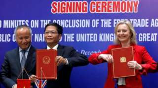 Bộ trưởng Bộ trưởng Bộ Công Thương Trần Tuấn Anh và Bộ trưởng Thương mại quốc tế Vương quốc Anh Elizabeth Truss đã chính thức ký kết