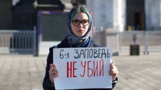 Участница пикета у храма Христа Спасителя в Москве