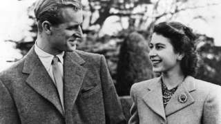 23 ноября 1947 года: принцесса Елизавета и принц Филипп во время медового месяца в поместье Бродлендс, графство Гэмпшир