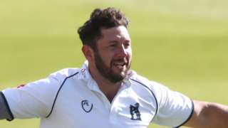 Ex-England seamer Tim Bresnan has left Yorkshire for Warwickshire