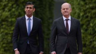 Rishi Sunak and Olaf Scholz in Berlin standing next to eachother