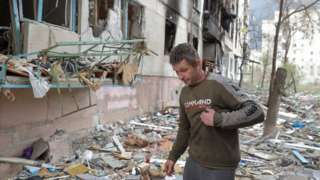 Житель Северодонецка у разрушенного дома