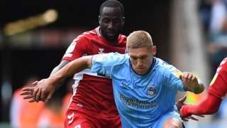 Martyn Waghorn of Coventry City beats Sol Bamba and Isaiah Jones of Middlesbrough